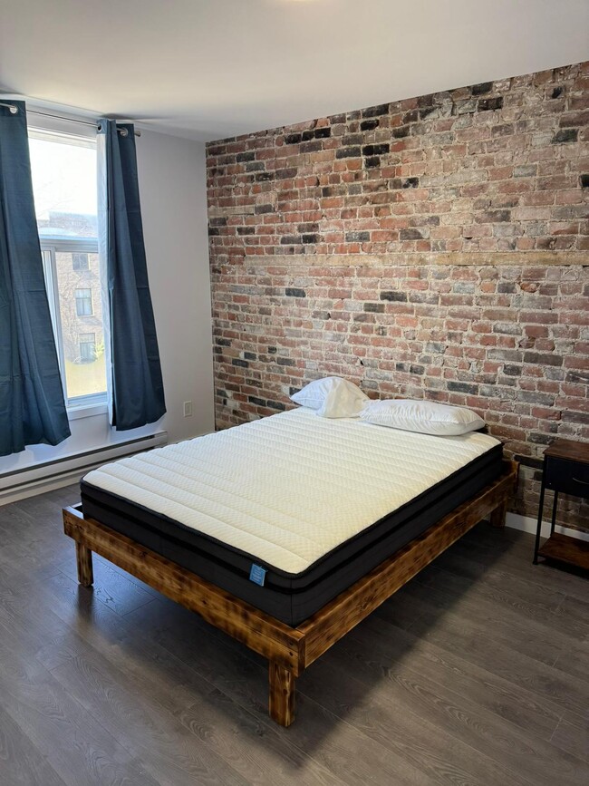 Building Photo - 4827 Rue Saint-Urbain