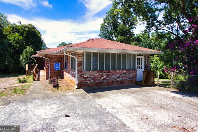 Foto del edificio - 1835 Lawrenceville Hwy