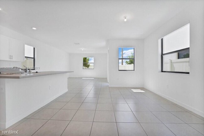Building Photo - 3 br, 2.5 bath Townhome - 11036 W 35th Way