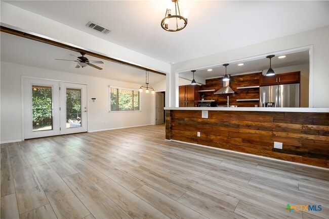 Foto del edificio - 625 Creek Dr