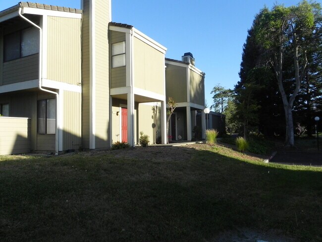 Building Photo - Large 3 bedroom 2 bath Townhouse in Hercul...