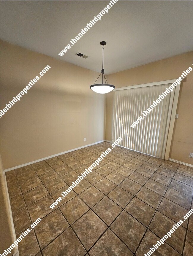 Foto del edificio - Located in a Gated community!!!