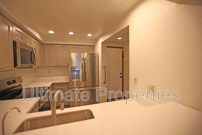 Building Photo - 2201 W Union Hills Dr