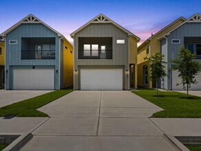 Building Photo - 2022 Wavell St