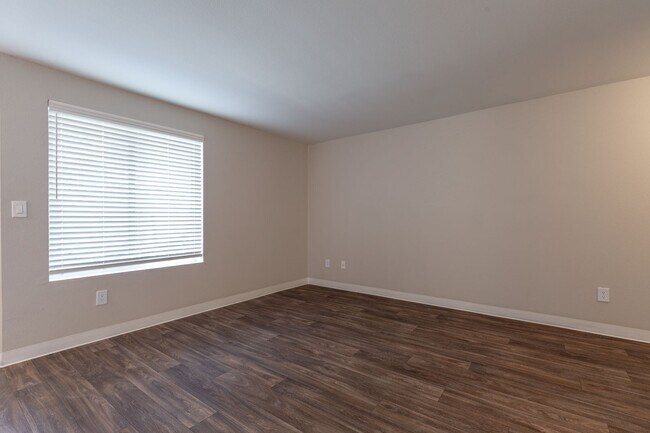 Foto del edificio - Bottom Floor One Bedroom! Washer and Dryer Hookups! $1000 Your First Full Month!