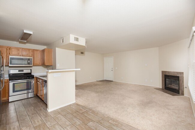 Building Photo - Well maintained 1st floor unit in the NW n...