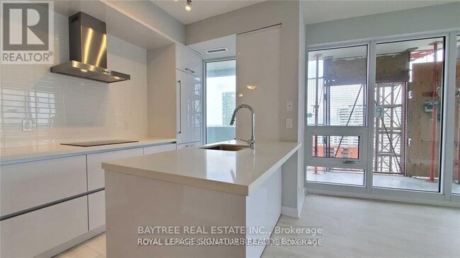 Building Photo - 2221 Yonge St