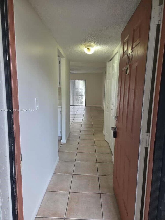 Foto del edificio - 7406 Woodmont Terrace