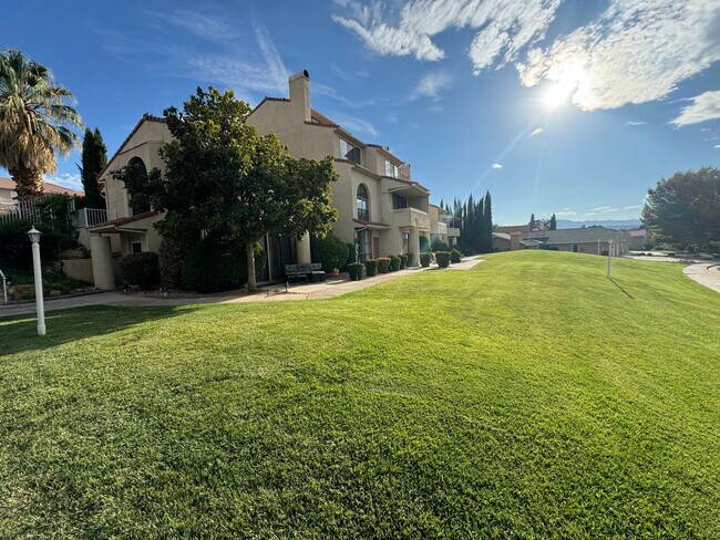 Foto del edificio - Recently updated condo with gym, pool, and...