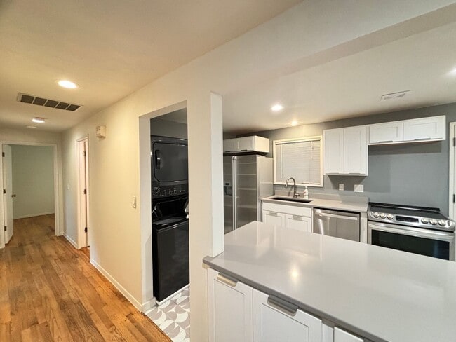 Building Photo - Updated 3 Bedroom on a dead end street in ...