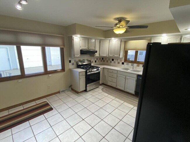 Foto del edificio - 2072 Skipton Rd