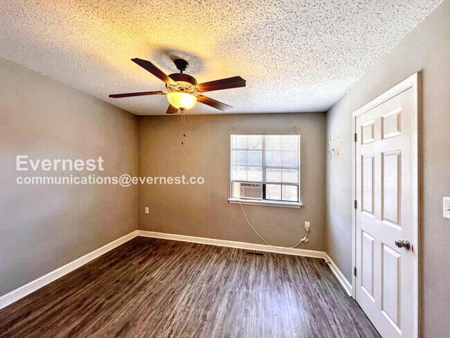 Foto del edificio - 1800 Labette Manor Dr