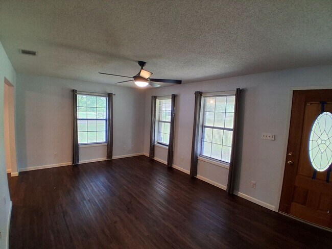 Foto del edificio - 9810 Lewis Rd