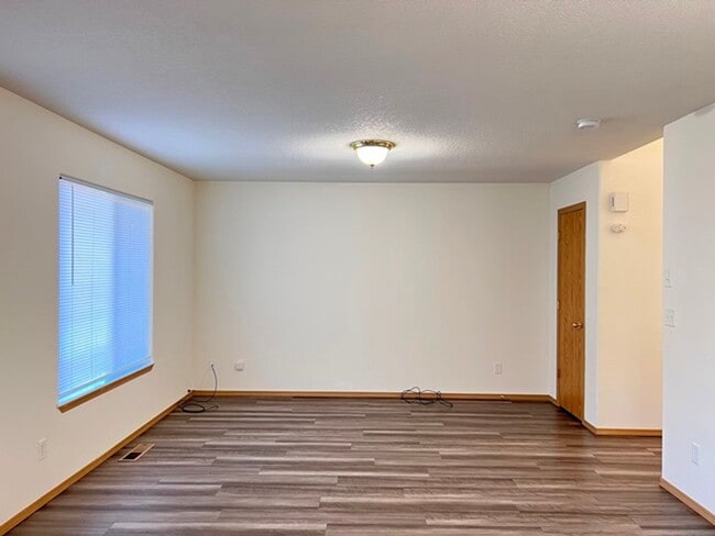 Building Photo - 2Bd/1.5Ba Two Story House - Available to V...