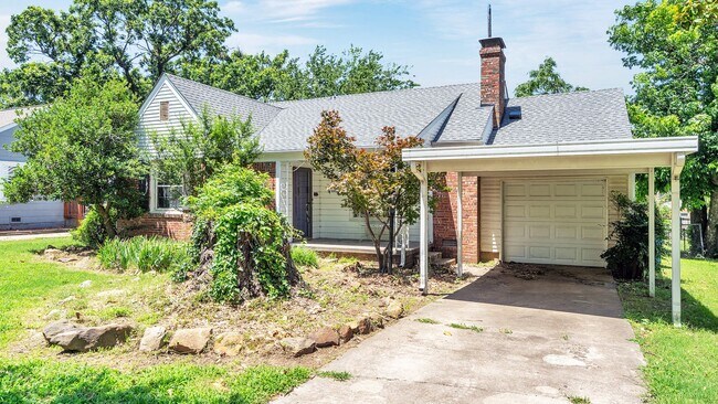 Foto del edificio - 2 Bed / 1 Bath with a flex room in Tulsa! ...