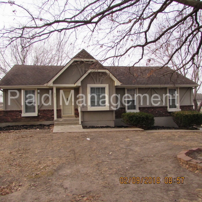 Grain Valley Rental. Large Floor Plan