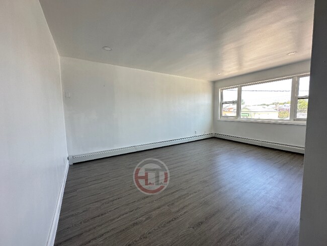 Building Photo - 3250 Lucerne St