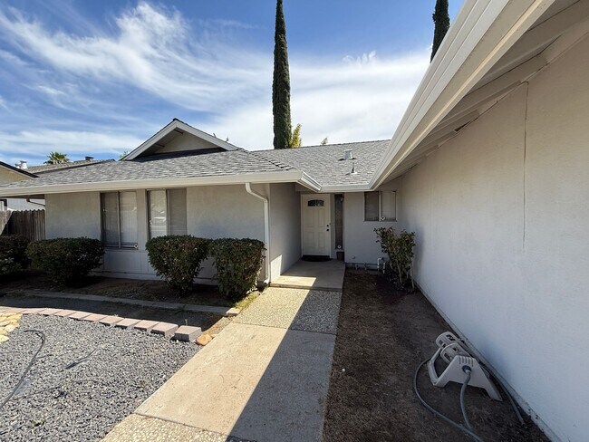 Building Photo - 3 bedroom & 2 bath home home located on a ...