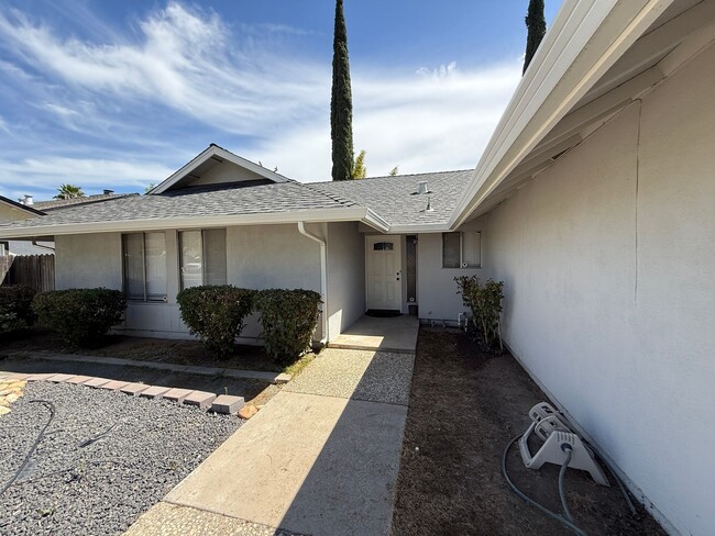 Foto del edificio - 3 bedroom & 2 bath home home located on a ...
