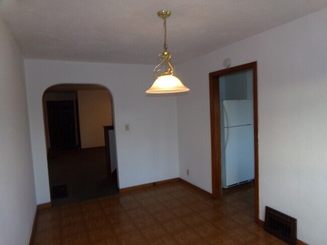 Building Photo - Clean 2 Bed 1 Bath Fairborn Home!