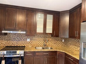 Building Photo - 421 Swallow Dr