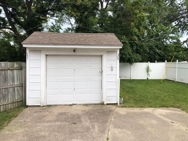 Building Photo - Three Bedroom House for rent