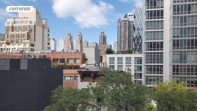Foto del edificio - 306 W 51st St