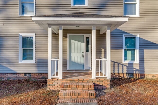 Building Photo - Newly renovated unit close to I-77 and I-20
