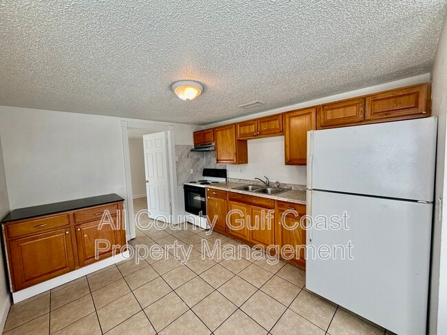 Building Photo - 910 61st Ave E