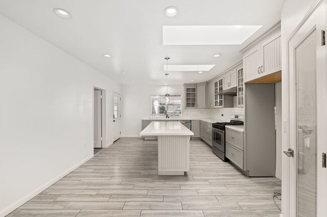 Building Photo - 587 E Arrow Hwy