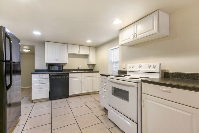 Kitchen - 312 Homedale St