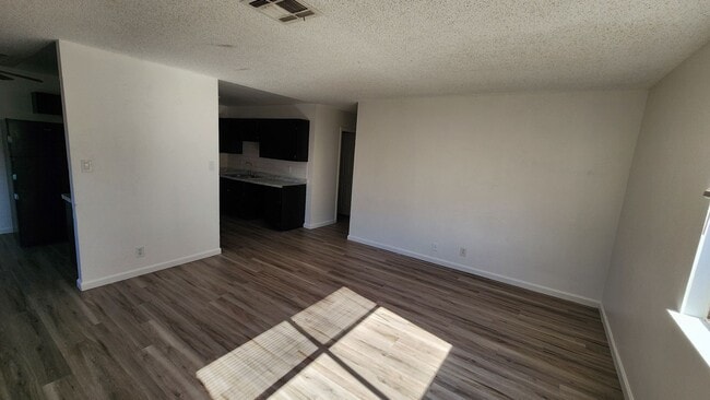 Foto del edificio - 6940 Hopkins Dr