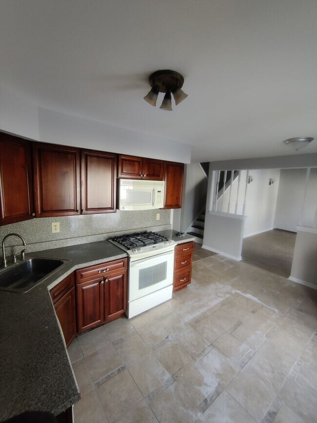 Foto del edificio - Spacious 3 Bedroom 2.5 Bath Townhome for RENT