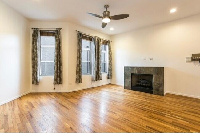 Foto del edificio - 2312 W Bloomingdale Ave