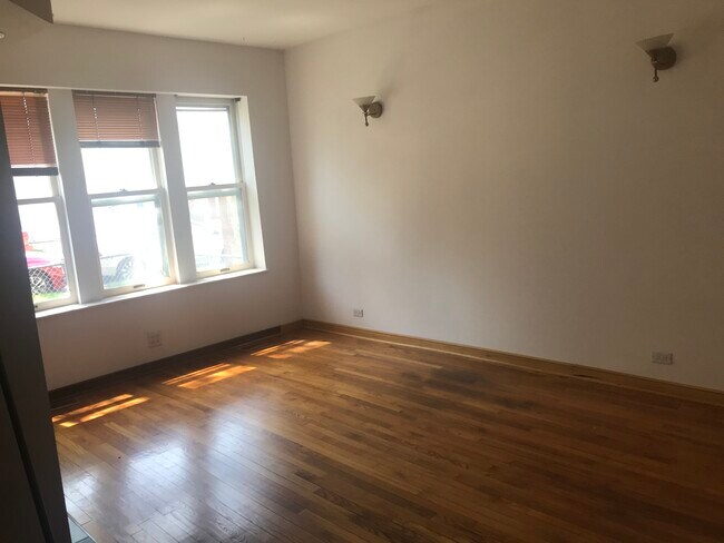 Living Room - 2344 W Palmer St