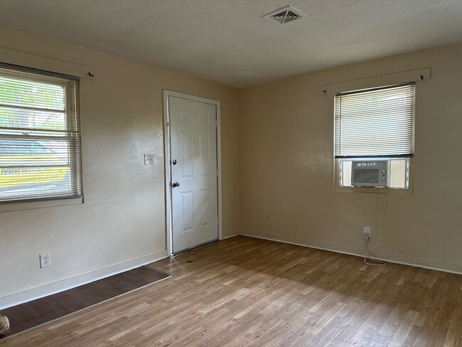Building Photo - 1008 Anderson Pl