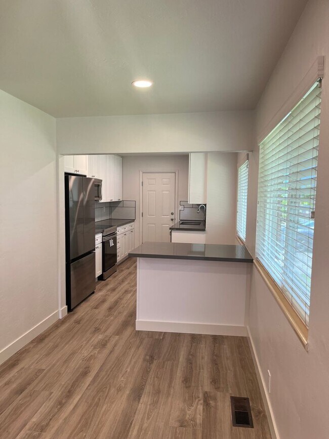 Foto del edificio - 2 Bedroom / 1 Bathroom Duplex in Old South...