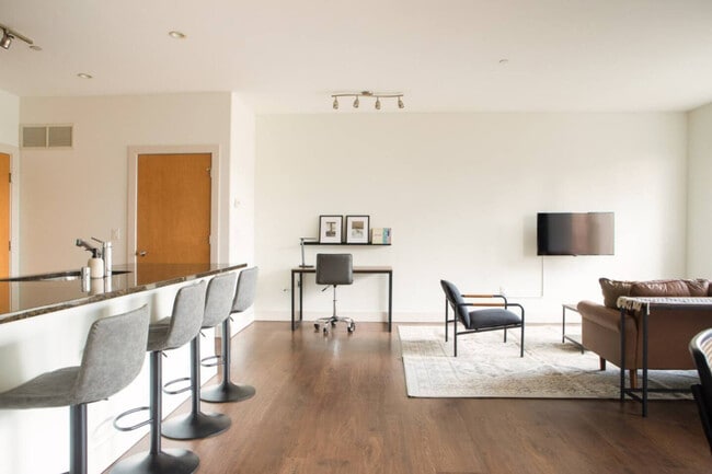 Building Photo - 1040 N Cass St