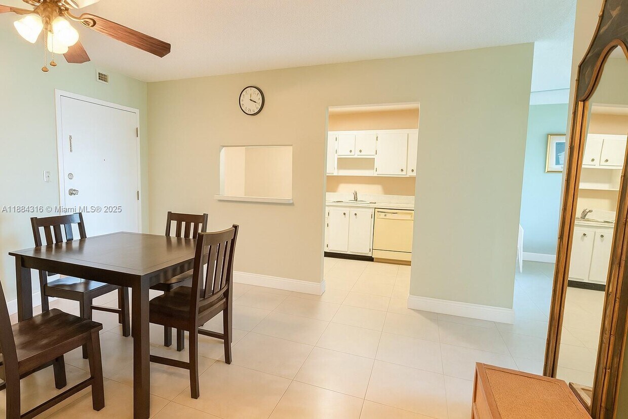 Foto principal - 1465 NE 123rd St