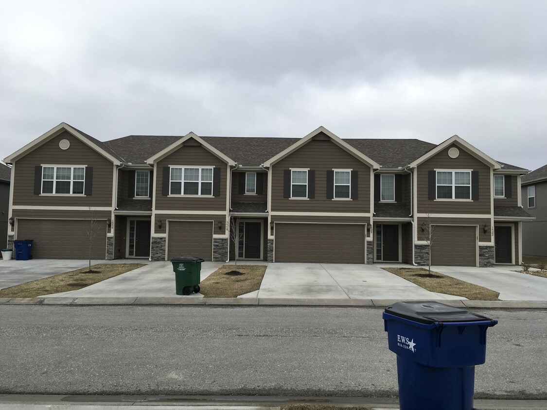 Foto principal - Newer 3 Bed Townhome in Grain Valley