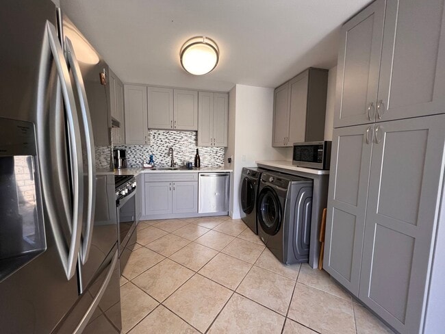 Building Photo - Completely remodeled 3 bedroom, 1 1/12 bat...