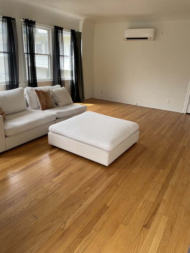 Hardwood Floors - 4129 Cumberland Ave
