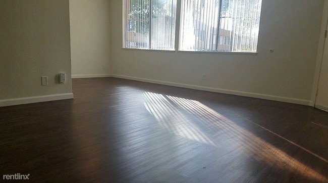 Building Photo - 2 br, 1 bath  - 9930 De Soto Ave
