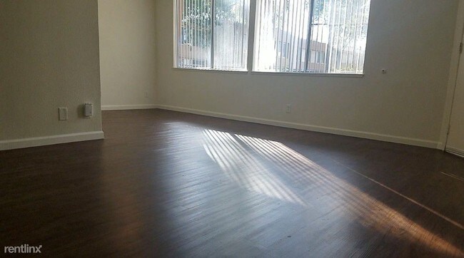 Foto del edificio - 2 br, 1 bath  - 9930 De Soto Ave