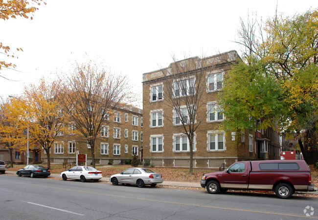 The Sisson Apartments - West End Apartments