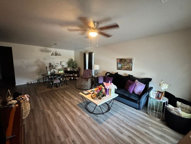 Foto del edificio - 557 Parkhill Cir