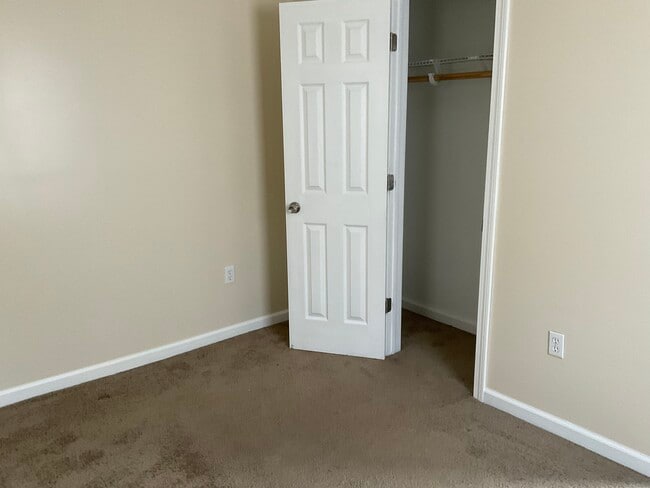 Building Photo - 22 Oak St