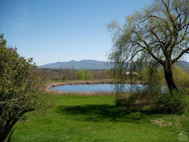 Foto del edificio - 483 Travis Hill Rd