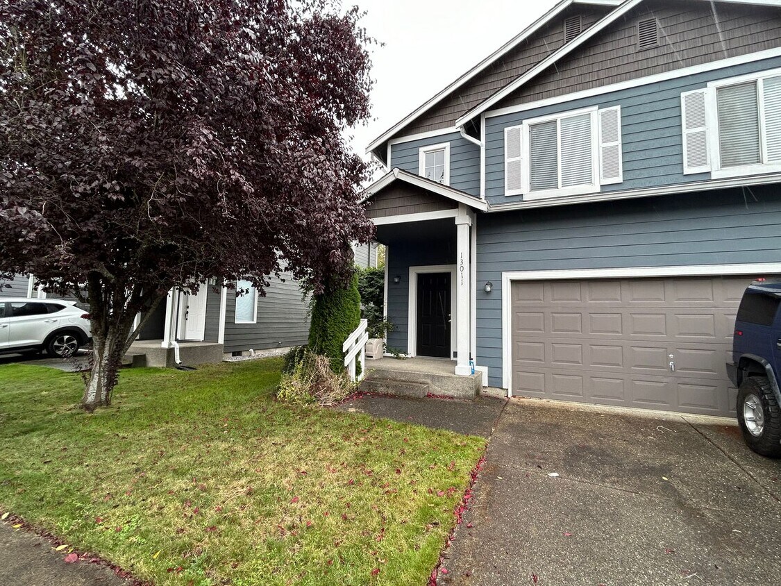 Foto principal - Beautiful 4 bd 2.5 bath w/ 2-car Garage Ho...