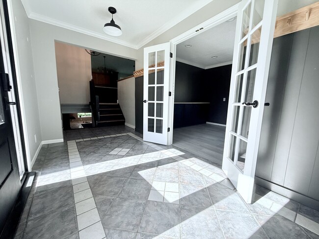 Entry - 2105 Parrish St